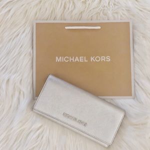 🆕 Jet Set Travel Wallet 🎀